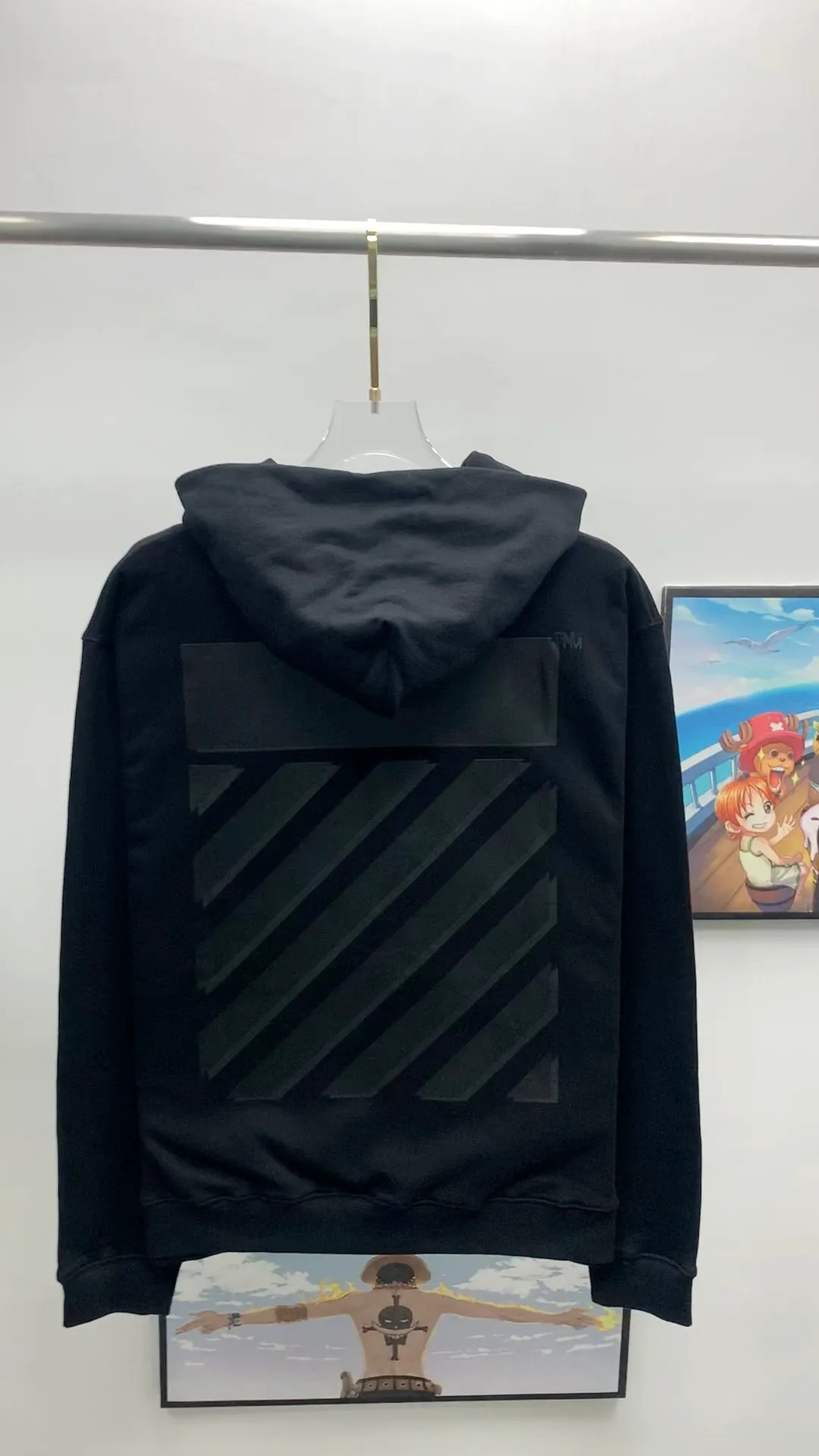 Real shot video on the back - Top tested version OFF WHITE CO VIRGIL 22SS Overlapping zebra crossing arrow hooded sweatshirt. The fabric and threads are custom-woven and dyed. The fabric colors are all dyed with color cards. There is no color difference. It is made of 420g double yarn terry fabric. The printing is done using a Japanese-owned MIMAKIi printing machine. There are no edges or burrs. Inkjet printing, heat transfer, hot pressing and cold tearing. The transparent fabric pattern is scratch-proof and ironing. The printing is not easy. The tape printing overlaps and the color depth is different. The washed label is also customized according to the original font from the company. The accessories still use OFFWHITE 21S/S full line of correct accessories. Rectangular plastic raised three-dimensional collar label. Late Color: Black Size: XS-L P:390